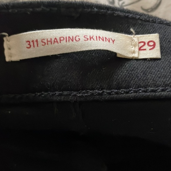 skinny jeans from Levi's tummy-slimming technology to smooth and enhance shape - Picture 2 of 3